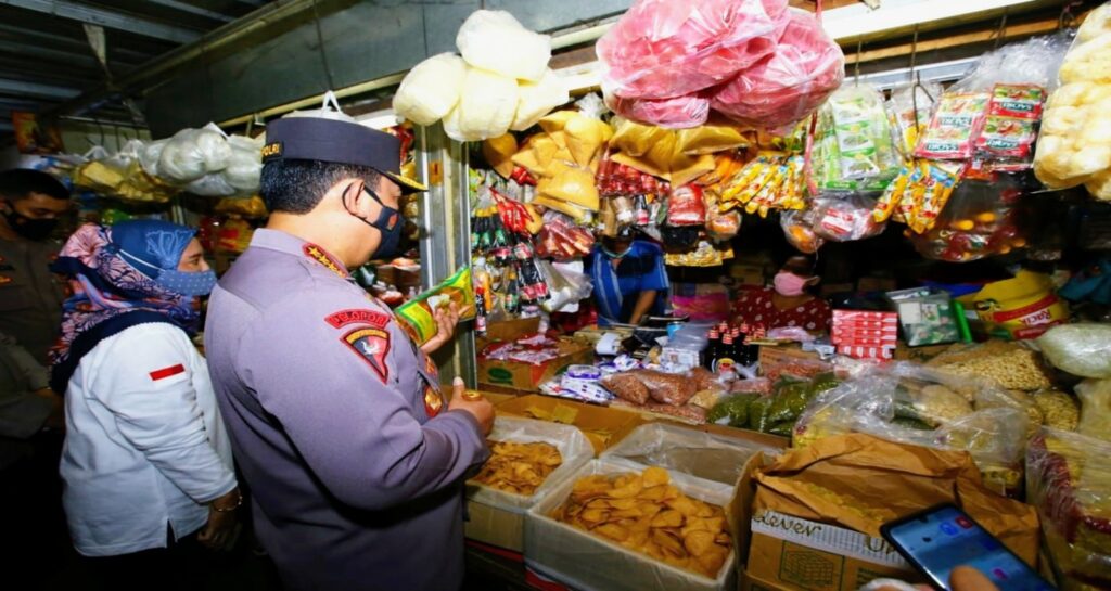 Kapolri Turun Langsung ke Pasar Pastikan Stok Minyak Goreng Untuk Warga Aman