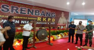 Teks foto : Ditandai dengan pemukulan Gong secara resmi Bupati Nias Ya'atulo Gulo membuka Musrenbang Penyusunan RKPD Tahun 2023 (Garda45.com).