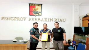 Teks foto : Aprianto (Kiri), Ketua PW Moi Kota Pekanbaru. (Foto/PW MOI).