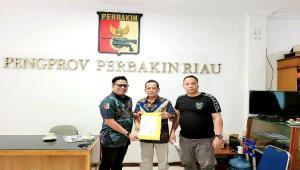 Teks foto : Aprianto (Kiri), Ketua PW Moi Kota Pekanbaru. (Foto/PW MOI).