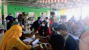 Teks foto : Percepatan vaksin Covid-19 kepada masyarakat wilayah Desa Batang Dui, TNI Koramil 03/Mandau lakukan Pendampingan (Istimewa).