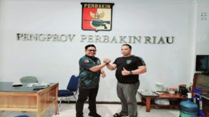 Teks Foto : Balon Ketua Perbakin, Aprianto (Kiri) Dan Ketua Careteker Perbakin Kota Pekanbaru, Haris Kampay (Kanan).