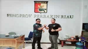 Teks Foto : Balon Ketua Perbakin, Aprianto (Kiri) Dan Ketua Careteker Perbakin Kota Pekanbaru, Haris Kampay (Kanan).