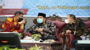 Teks foto : Camat Mandau Riki Rihardi, Asisten Perekonomian dan Kesejahteraan H. Andris Wasono dan Plt, Kadis Bappeda Rinto, SE,.M.Si dalam Musrenbang penyusunan RKPD 2023 (dok.Dew).