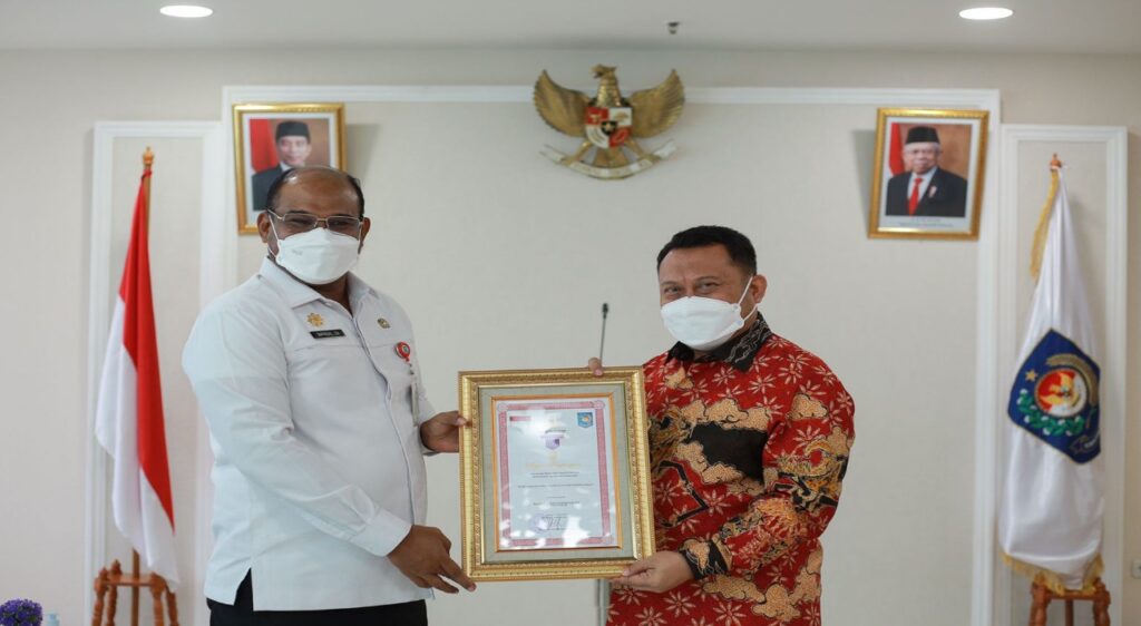 Bupati Kampar Terima Penghargaan Karya Bhakti Satpol PP Dari Kemendagri