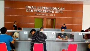 Teks foto : Pelayanan Dinas Kependudukan dan Pencatatan Sipil Kabupaten Nias, Sumut. (Foto : Garda45.com).