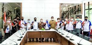 Teks Foto : Usai Audensi, PW MOI Kota Pekanbaru Foto Bersama Dengan Sekretaris Dinas Pendidikan Provinsi Riau, Tati Lindawati, SH., MSi. (Foto / KEND ZAI).