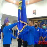 Teks foto : Ketua DPD Kabupaten Bengkalis Iwan Saputra penyerahan bendera KNPI kepada Joko Sutiono, A.Md Ketua Pengurus DPK KNPI Kecamatan Bengkalis (foto/dok.Indra).