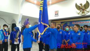 Teks foto : Ketua DPD Kabupaten Bengkalis Iwan Saputra penyerahan bendera KNPI kepada Joko Sutiono, A.Md Ketua Pengurus DPK KNPI Kecamatan Bengkalis (foto/dok.Indra).