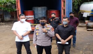 Teks foto : Polda Riau berhasil menyita sekitar 30 ribu liter BBM yang sudah dioplos dan siap jual (foto/dok.Humas Polres Bengkalis dan Humas Polresta Pekanbaru