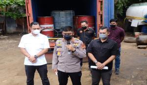 Teks foto : Polda Riau berhasil menyita sekitar 30 ribu liter BBM yang sudah dioplos dan siap jual (foto/dok.Humas Polres Bengkalis dan Humas Polresta Pekanbaru
