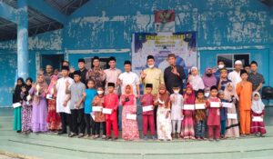 Teks foto : Panitia Pelaksana dan para juara Semarak dan Safari Ramadhan dan tamu foto bersama para pemenang, Rabu (13/04/2022).