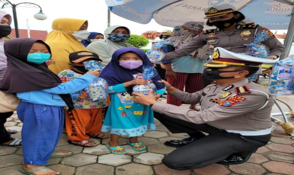 Bagi Takjil Kepada Pengguna Jalan, Dirlantas Kombes Pol Firman : Kita Menghimbau Masyarakat Tertib Berlalu Lintas