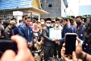 Teks foto : Demonstran dari Mahasiswa Politik Bengkalis menggunakan almamater Biru Dongker yang berjumlah ± 1000 orang (foto/Dok.Indra).