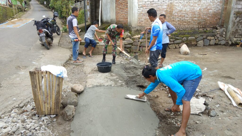 Kompak, Babinsa dan Warga Desa Sapit Perbaiki Jalan Dusun Danramil 1615-02/Pringgabaya Ingatkan Pentingnya Gotong Royong Dalam Kehidupan Bermasyarakat