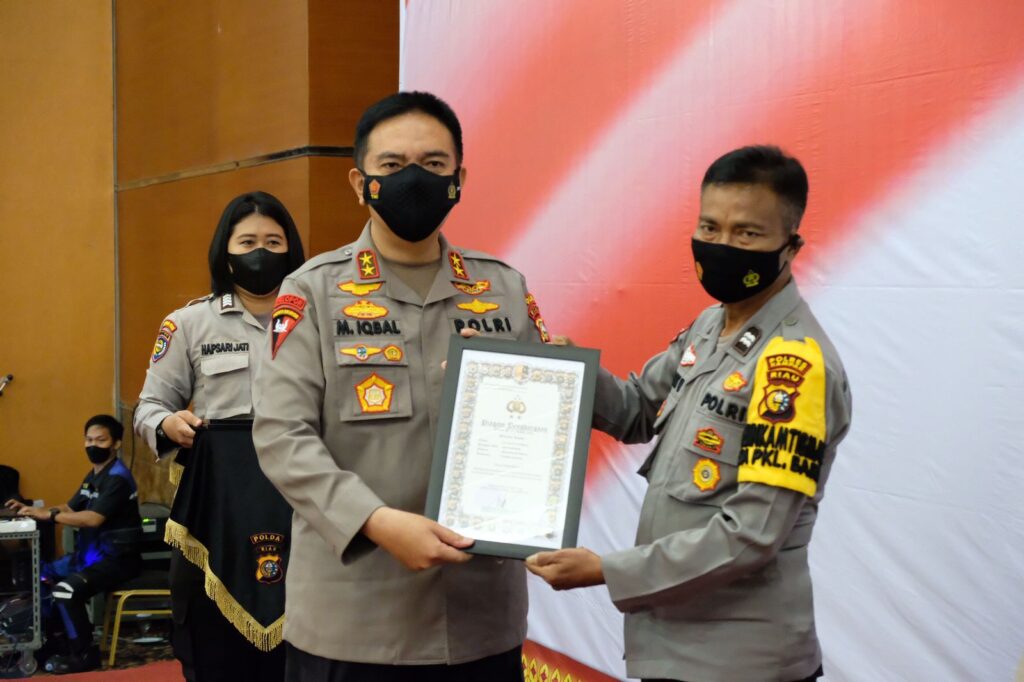 Pimpin Apel Akbar Bhabinkamtibmas Sejajaran Polda Riau, Irjen Iqbal Berikan Penghargaan Bhabinkamtibmas Berprestasi