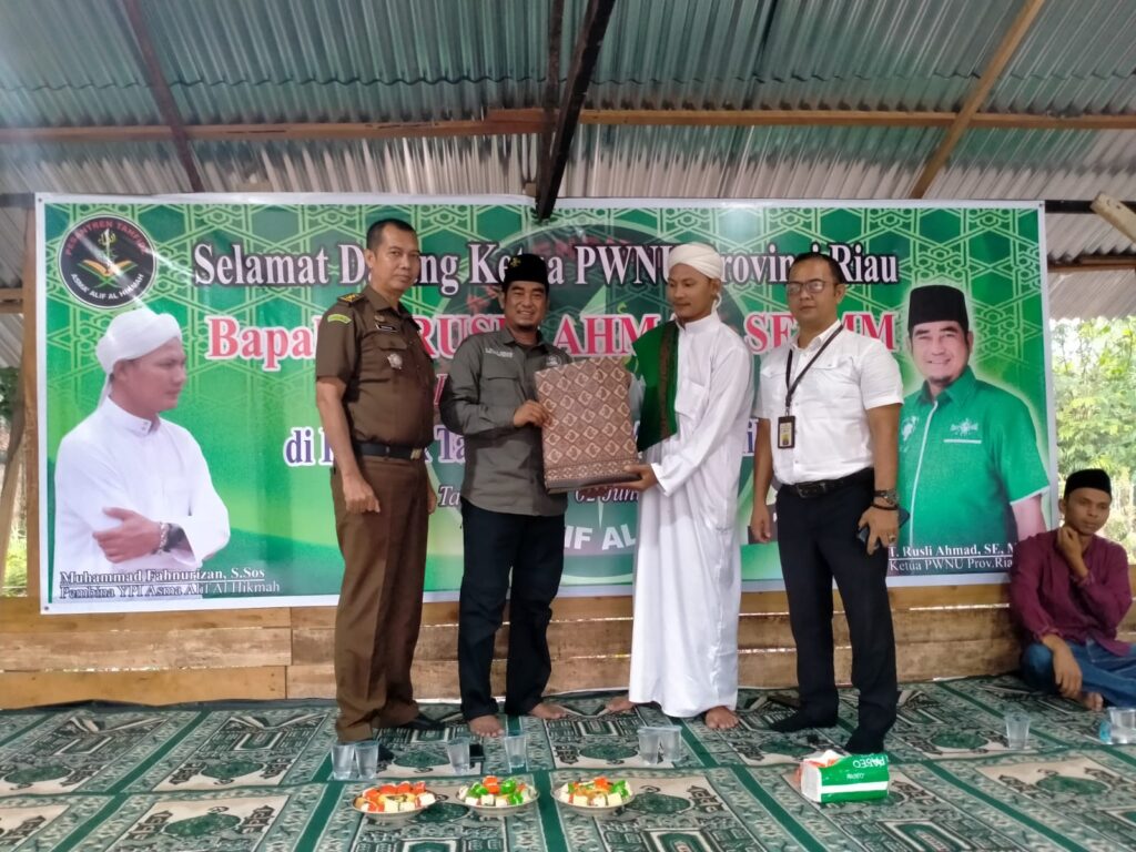 Realisasikan Janji, Ketua PWNU Riau T Rusli Ahmad Serahkan Dana Bantuan Pertama Untuk Pelepasan Lahan Pondok Tahfidz Asma Alif Al Hikmah Kubang