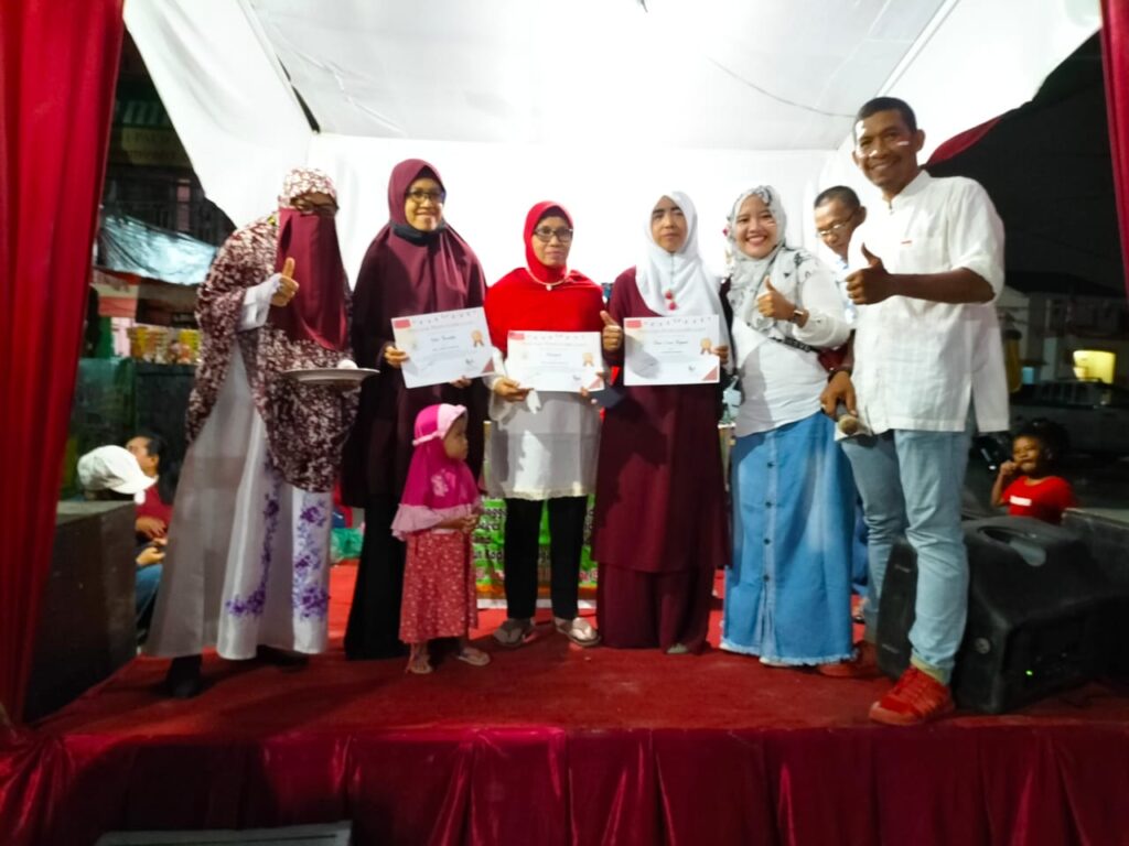 Malam Puncak HUT RI ke 77 Ketua RT 08 Puri Indah Kualu Terima Penghargaan Dari Warga