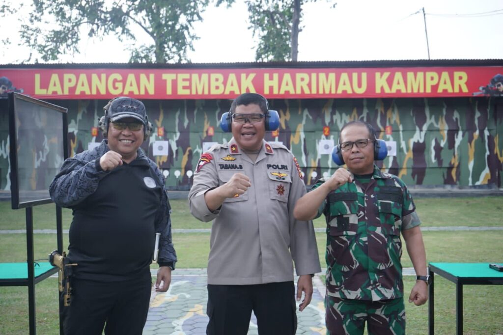 Kepala BNN RI Komjen Petrus Golose Sempatkan Latihan Menembak di Mako Brimob Pada Kunjungan Kerjanya ke Riau