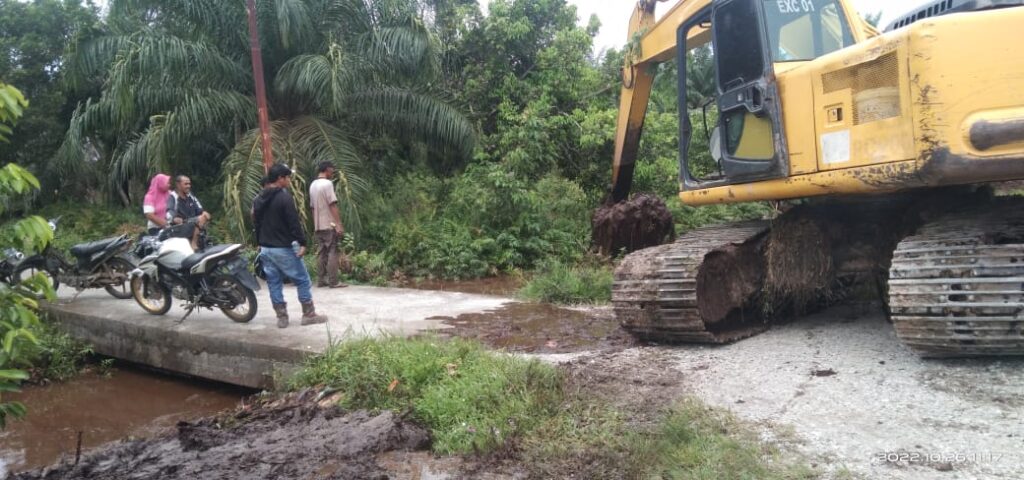Pemda Siak Melalui Dinas PU Turunkan Alat Berat Bantu Warga Mengkapan Terdampak Banjir Silam