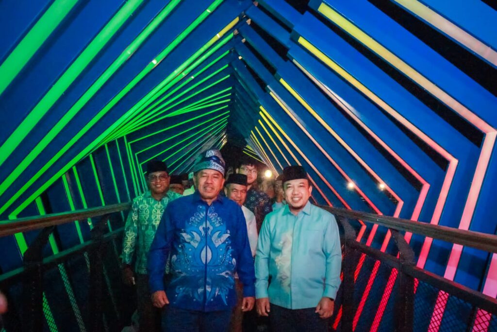 Skywalk Tengku Buwang Asmara, Melihat Kota Siak di Malam Hari