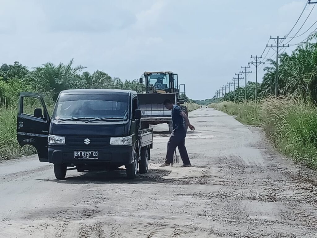 PT. Ekasapta Paramita Energi perbaiki jalan berlobang, sampai jembatan Sungai Rawa