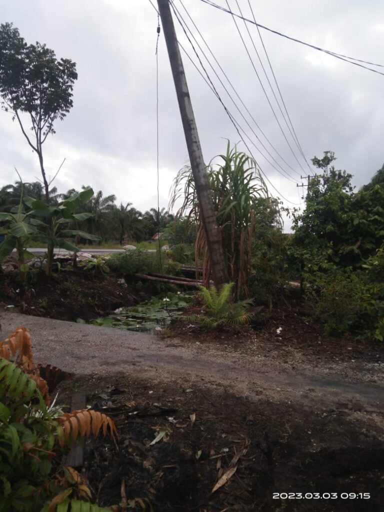 Warga Mengkapan Resah,Tiang Listrik Nyaris Tumbang Minta Pihak PLN Respon,Sebelum Timbul Korban