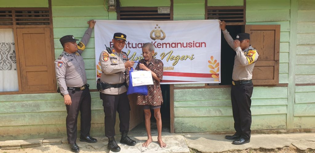 Polsek Tapung Hulu Kembali Bagikan Bansos Kepada Masyrakat Imbas Kenaikan Bapokting