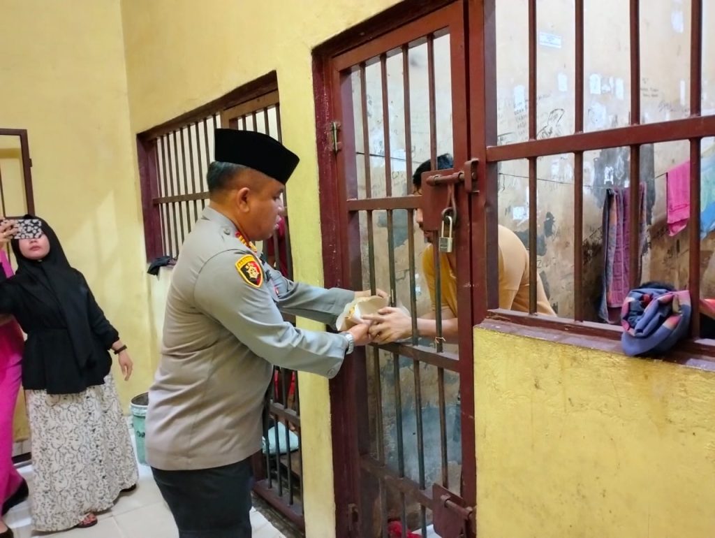 Kapolsek Tambang Didampingi Ketua Ranting Bhayangkari Berbagi Makanan dan Minuman Kepada Para Tahanan