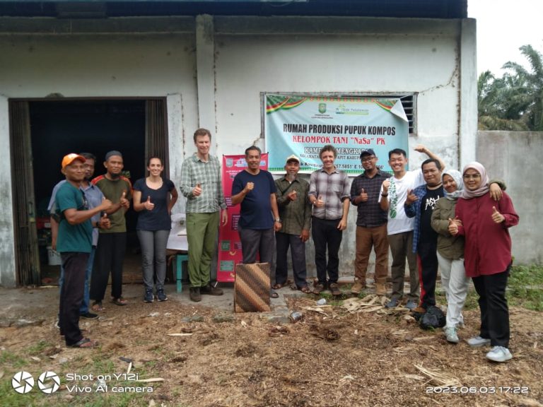 Rumah produksi Pupuk Kompos di Desa Mengkapan Di kunjungi Tim Pepsico Indonesia