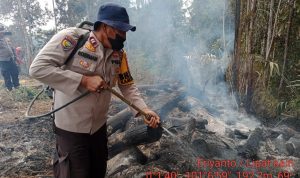 Polsek Kampar Kiri Gerak Cepat Lakukan Pemadaman dan Pendinginan Kebakaran Lahan
