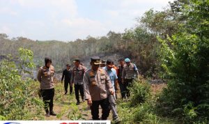 Kapolres Kampar Turun Langsung Lakukan Pengecekan dan Pemadaman Kebakaran Lahan