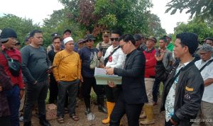 Ratusan Warga Desa Paldas Portal Akses Jalan Perusahaan Batubara