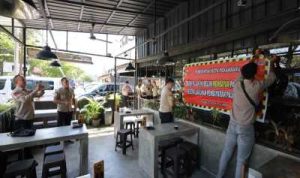 Menunggak Pajak, Dua Tempat Usaha Dipasangi Spanduk Peringatan