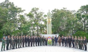 Ditandai Dengan Tabur Bunga di TMP Kusuma Eka Bhakti, Pj Sekda Kampar Bersama Forkopimda Gelar Upacara HUT TNI Ke-78