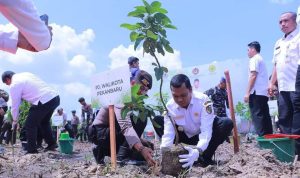 Pj Walikota Pekanbaru Muflihun Hadiri Penanaman Bersama Polri Serentak se-Indonesia