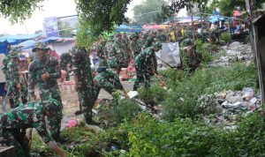 Kodim 0301/Pbr Bersama Stakeholder Laksanakan Aksi Bersih Pasar Pagi Arengka Guna Cegah Banjir