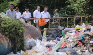 Sekdako Pekanbaru Dan Plt DLHK Kontrol Langsung Penanganan Sampah di TPA Muara Fajar