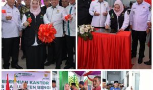Bupati Kasmarni Didampingi Pimpinan Baznas RI dan Tamu Undangan Lainnya Saat Menandatangani Prasasti Peresmian Kantor Baznas Kabupaten Bengkalis