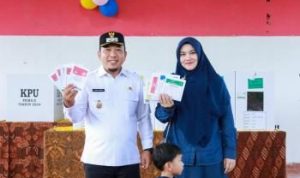 Wakil Bupati Siak beserta Istri Salurkan Hak Pilih di TPS 1 Kelurahan Rempak