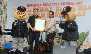 Sempena Car Free Day Pengawasan Pemilu, Kapolda Riau Diberi Penghargaan oleh Bawaslu