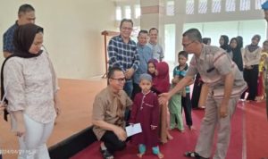 Serahkan Sebagian Rejekinya Ke Fakir Miskin, Pj Bupati Banyuasin: Hadist Rasulullah Perintahkan Kita Berbagai