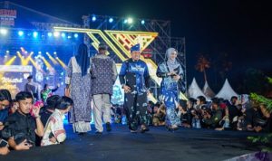 Husni dan Istri Tampil Serasi Kenakan Busana Karya Lulusan SMK Pariwisata Siak, di Lancang Kuning Carnival