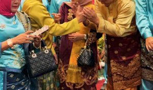 Rapat Paripurna DPRD Hut Kota Pekanbaru Mendapatkan Perhatian Publik, Calon Walikota Terlihat Mengenakan Busana Yang Sama