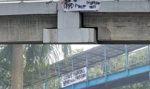 Spanduk “Usut Tuntas SPPD Fiktif Muflihun” Terbentang di Flyover Simpang SKA dan JPO RS Awal Bros Sudirman