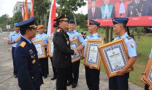 Serahkan Penghargaan di HUT Bhayangkara Ke-78, Pj Gubernur Riau: Mari Bersama Kita Dukung Polri