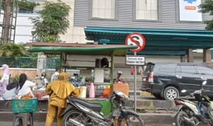 Trotoar Depan Mal SKA Diserbu PKL, Satpol PP Pekanbaru Dinilai Tak Berdaya