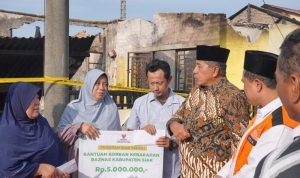 Alfedri Beri Bantuan Korban Kebakaran Rumah di Komplek KPR 1 Kota Perawang