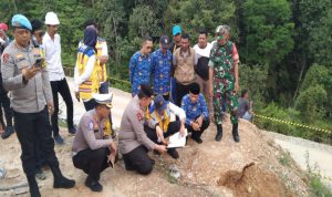 PJ. Bupati Kampar Diwakili Kalaksa BPBD Kampar Dampingi Kapolda Riau Tinjau Lokasi Longsor Di Perbatasan Riau Sumbar