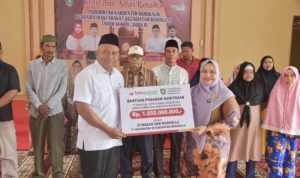 Safari Ramadhan Perdana, Bupati Kasmarni Serahkan Bantuan Kepada Masyarakat Bengkalis